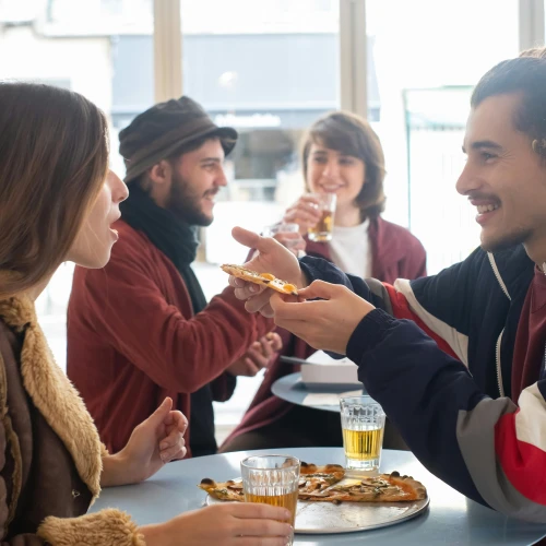 Tren Dating 2025: 'Slow Launching vs. 'Hard Launching'