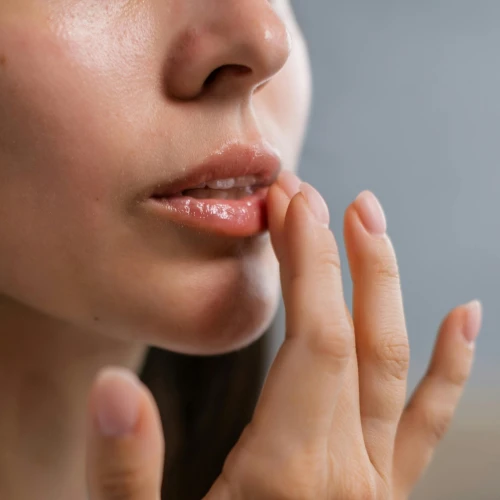 Lip Gloss Comeback! Kenapa Orang Beralih dari Matte Lipstik?