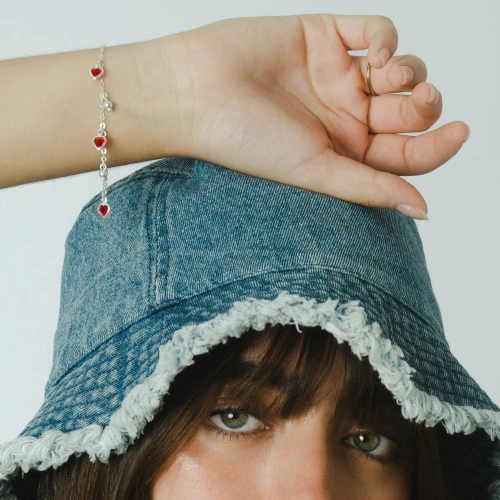 5 Tips Styling Bucket Hat untuk Gaya Sehari-hari
