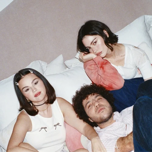 Serba-Serbi Kolaborasi Selena Gomez, Benny Blanco dan Gracie Abrams
