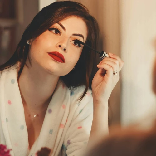 Apakah Boleh Menggunakan Makeup Hingga Malam Hari? Ini Jawabannya!