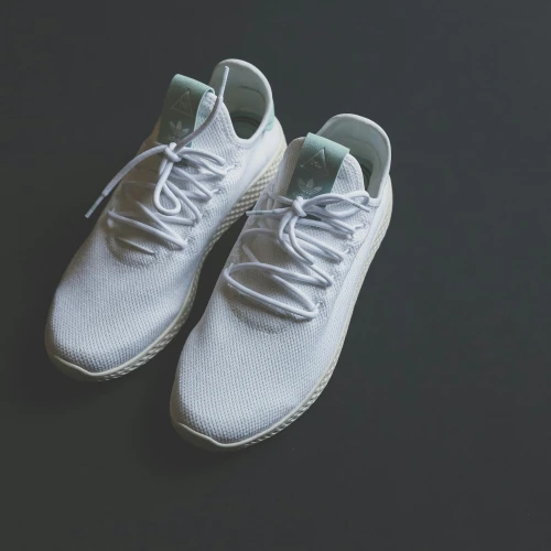 Tips Memilih Sepatu Sneakers untuk Travelling