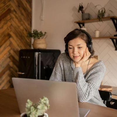 Cosmo Babes, Ketahui Manfaat Mendengarkan Musik Saat Bekerja!