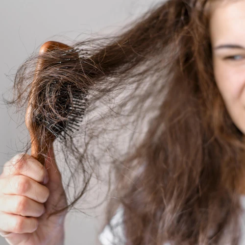 6 Cara Mengatasi Rambut Kusut yang Bisa Dilakukan