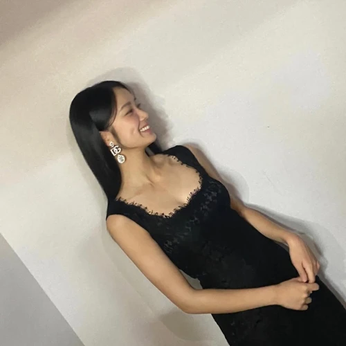 6 Inspirasi Outfit ala Aktris Kim Hye Yoon yang Stunning!