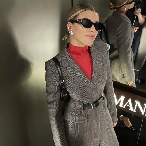 Inspirasi Gaya Sofia Richie: Simpel, Soft, dan Super Stylish