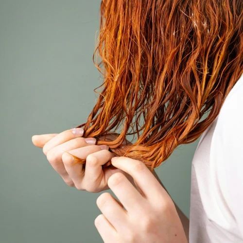 Ini Alasan Mengapa Sebaiknya Kamu Tidak Menyisir Rambut Saat Basah