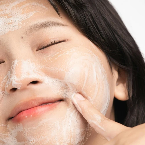 5 Rekomendasi Sabun Cuci Muka untuk Kulit Sensitif & Berjerawat