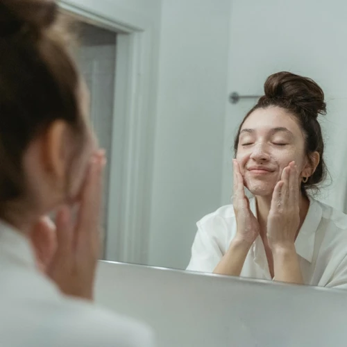 Alasan Hingga Cara Double Cleansing yang Penting Untuk Kamu Ketahui!