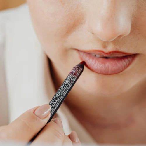 5 Rekomendasi Lip Liner yang Wajib Kamu Coba