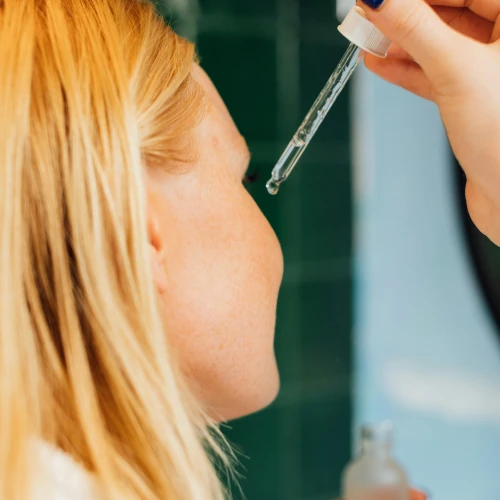 6 Rekomendasi Serum yang Cocok untuk Kulit Berjerawat