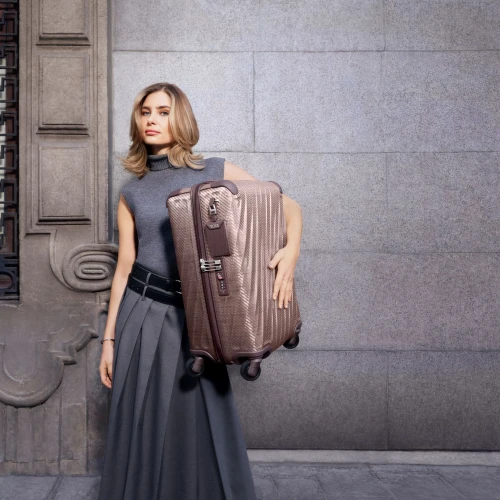 Kampanye Terbaru TUMI bersama Koper 19 Degree Lite dalam Genggaman Xenia Adonts