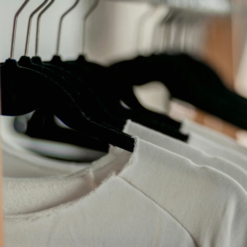 4 Penyebab Baju Putih Kamu Menguning dan Kusam