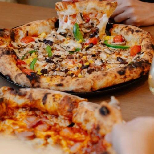 Otentik hingga Kekinian, 6 Rekomendasi Pizza Terbaik Jakarta 2025