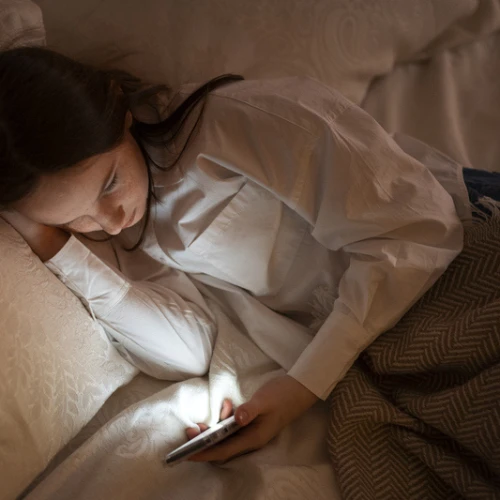 Ini 5 Dampak Buruk Tidur dengan Lampu Menyala