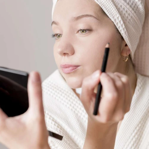 5 Trik Makeup Simpel yang Bikin Kamu Kelihatan Fresh Walau Begadang