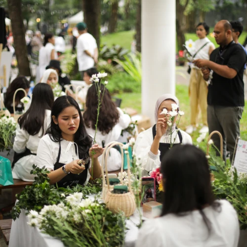 Seru! Sesi Flower Arrangement Bareng Wardah di Cosmo Flower Day!