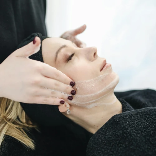 6 Manfaat Treatment Wajah yang Perlu Kamu Ketahui