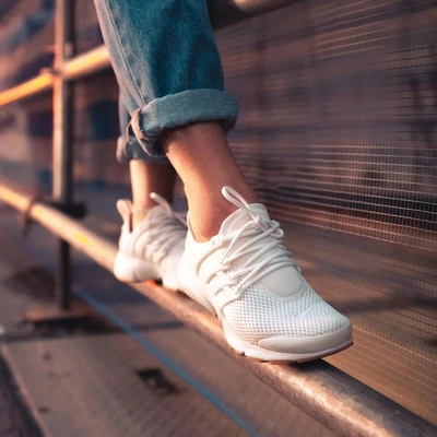 Cara Membersihkan Noda Kuning di Sepatu