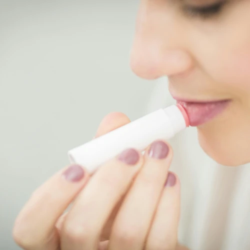 Ini Kandungan Lip Balm Untuk Mencerahkan Bibir