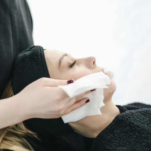 Sebelum ke Klinik Kecantikan, Ketahui Perbedaan Antara Treatment dan Facial!