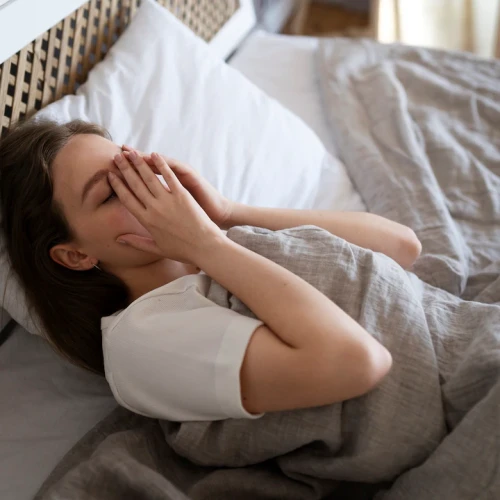 5 Tips Tidur Nyenyak Meski Pikiran Lagi Ramai-Ramainya