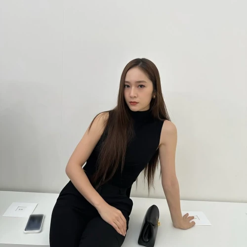 Effortlessly Elegant! Ini 6 Gaya Old Money Simple Ala Krystal Jung