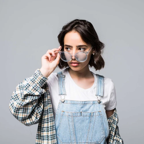 Kenapa Perempuan Berkacamata Sering Dianggap Kurang Stylish? Ini Cara Break the Stereotype!