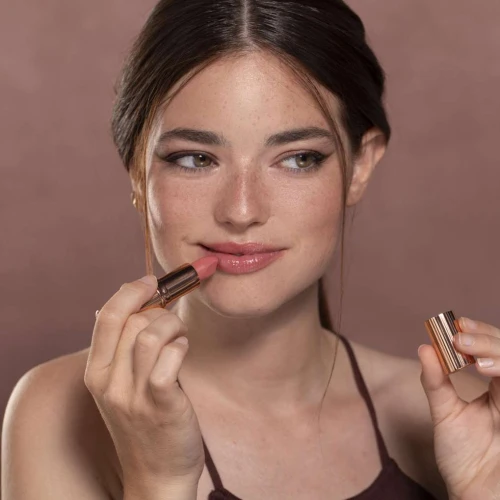 Cerah, Segar, dan Tetap Natural! 5 Rekomendasi Warna Lipstik yang Cocok untuk Kulit Kuning Langsat