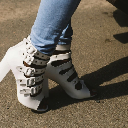 Jenis Heels Paling Nyaman Dipakai Seharian