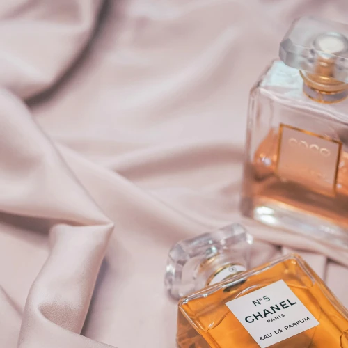 5 Cara Membuat Parfum Tahan Lama di Tengah Udara Panas