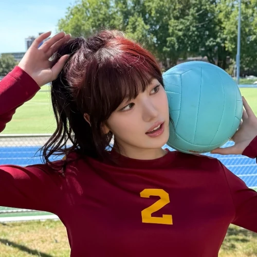 Nggak Cuma Hitam, Ini Warna Rambut Gelap yang Bikin Kamu Glow Up!