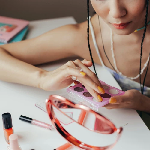 Deretan Makeup yang Wajib Dimiliki Pemula
