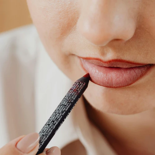 Semua yang Perlu Kamu Tahu tentang Lip Liner