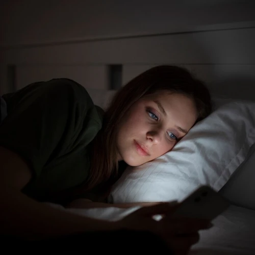 Sulit Berhenti Scroll TikTok Sebelum Tidur? Ternyata Ini Alasannya