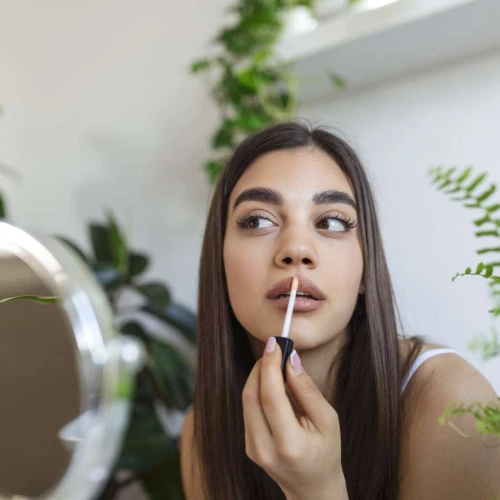 5 Hack Biar Makeup Natural Tahan Seharian di Cuaca Panas
