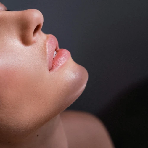 5 Rekomendasi Lip Serum yang Bagus untuk Memerahkan Bibir