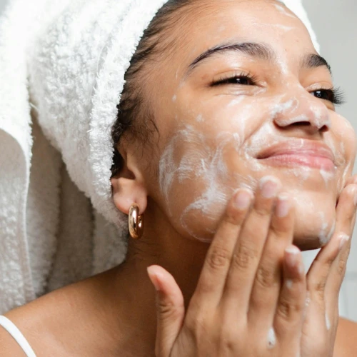 Perbedaan Cleanser dan Facial Wash yang Harus Kamu Ketahui