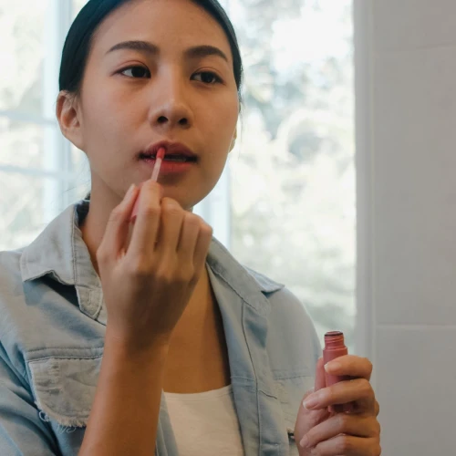 Tips Menggunakan Lipstick Matte untuk Bibir Kering