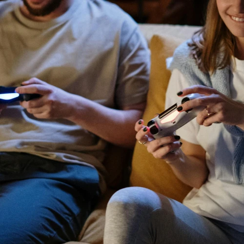 Pacarmu Seorang Gamer? Ini Cara Biar Hubungan Tetap Awet!