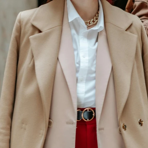 5 Perpaduan Warna Merah Maroon dan Cream Untuk OOTD Kamu