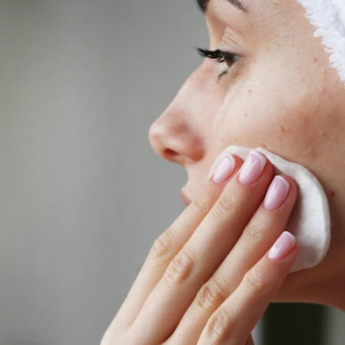 Tips Eksfoliasi Gentle untuk Kulit Rentan Berjerawat