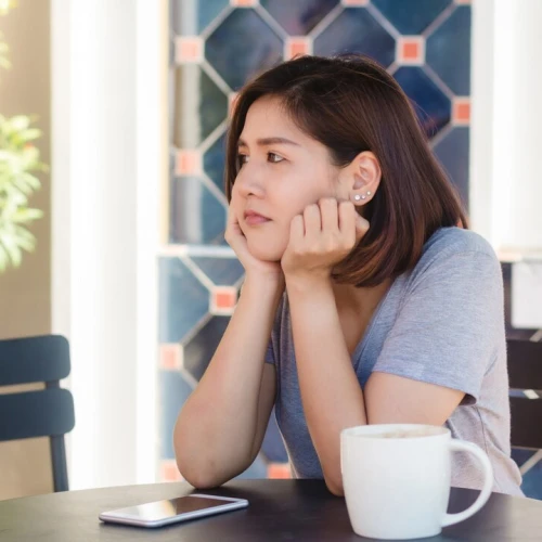 Tips Menghindari Overthinking Saat Pasangan Sibuk dan Jarang Chat