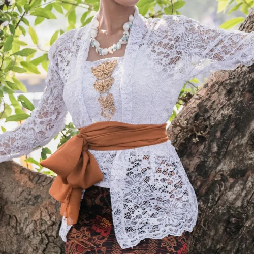 Jangan Salah Lagi, Ini Tips Memilih Kain Brokat!