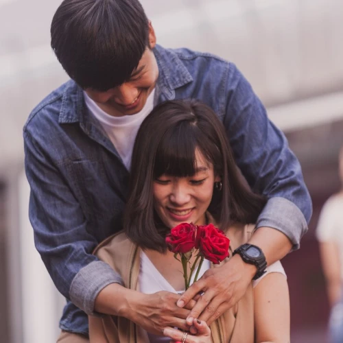 Love Bombing: Saat Kamu Dimanja Berlebihan, Haruskah Curiga?