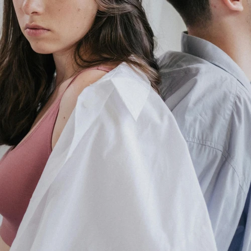 10 Cara Semesta Kasih Tahu Kamu dan Pasangan Saling Memikirkan