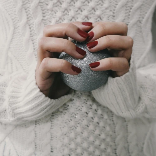 Rekomendasi 6 Warna Kuku yang Cantik untuk Musim Dingin