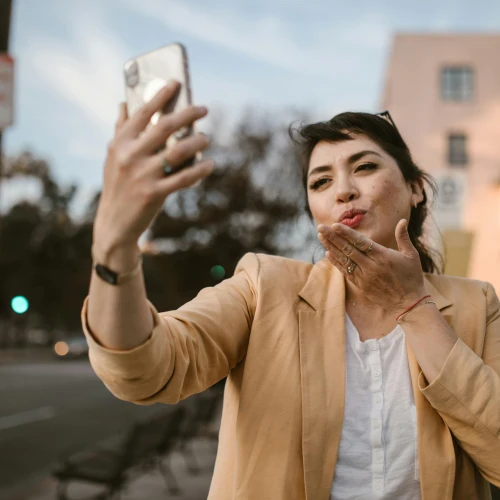 Topik Pembicaraan Sama Pacar LDR Yang Anti Boring dan Buat Makin Akrab