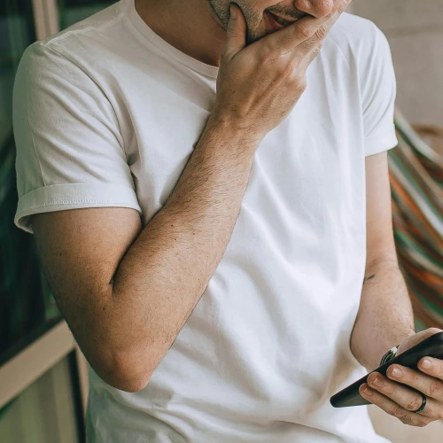 9 Tanda Dia Suka Stalk Media Sosial Kamu!