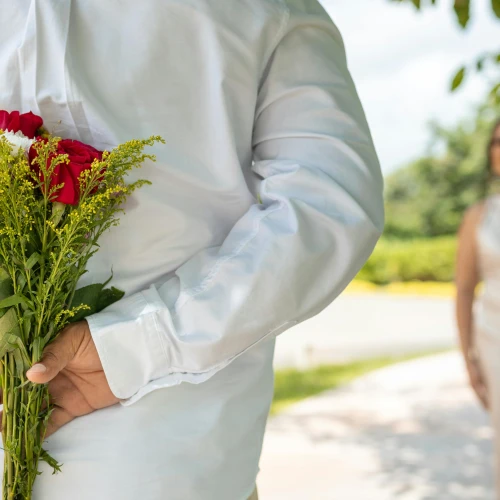 Ciri-ciri Pria yang Menutupi Perasaan Cintanya